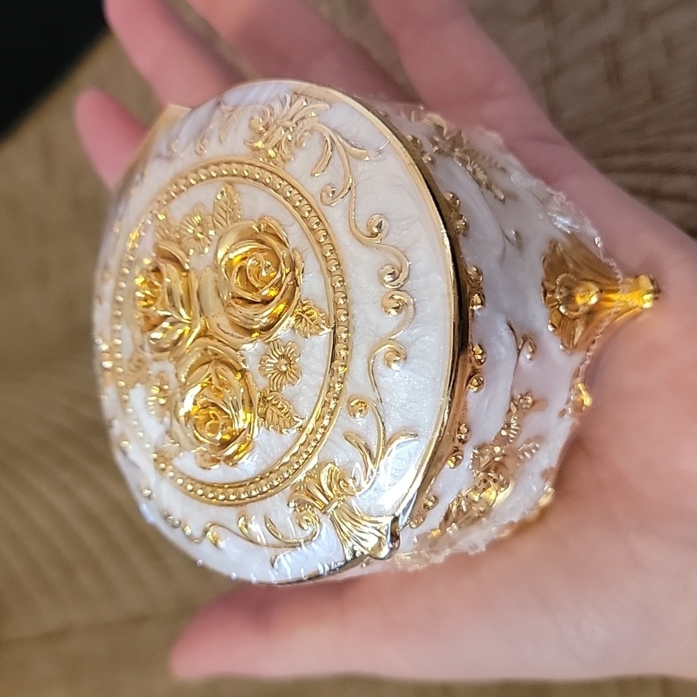 Jewelry Box With Floral Details - Picture 5 of 5